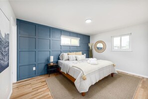 6 bedrooms, desk, iron/ironing board, travel crib