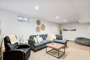 TV, peis, fotballspill og bordtennis