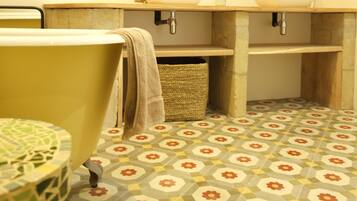 Douche, sĂšche-cheveux, serviettes fournies, savon