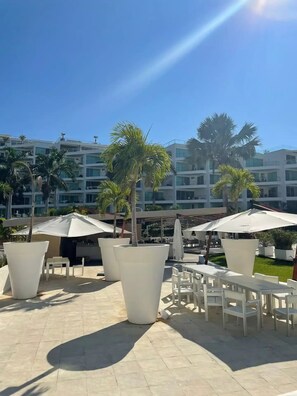 تناول الطعام بالخارج