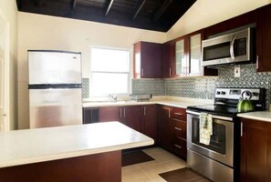 Kylskåp, mikrovågsugn, ugn och spishäll