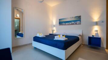 Deluxe Room | 1 bedroom, in-room safe, desk, blackout drapes