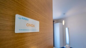 A wooden door with a sign that reads "SUNSEA ONDA" and a slogan in Italian. - B & SunSea (Agropoli)
