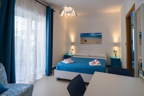 Habitación Elite | 1 dormitorio, caja fuerte, escritorio y cortinas opacas