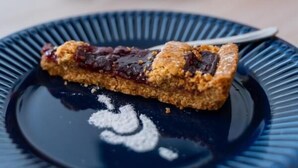 A dessert on a plate with a blurred background. - B & SunSea (Agropoli)