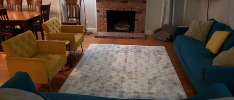 Smart-tv, eldstad, dvd-spelare och bordsfotboll