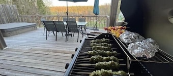 Spacious and Private lakeside cottage retreat with hot tub and games room