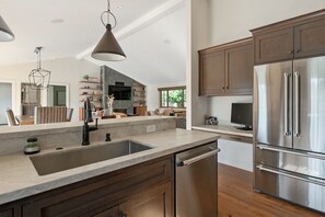 Private kitchen - Quintessential wine country home. Pool, views, close to downtown, pets welcome (Sonoma)