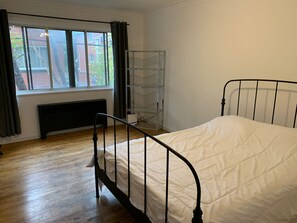 3 bedrooms, WiFi, bed sheets - At the center of Montreal, 3 rooms apartment beside Plaza Cote des Neiges. (Montréal)