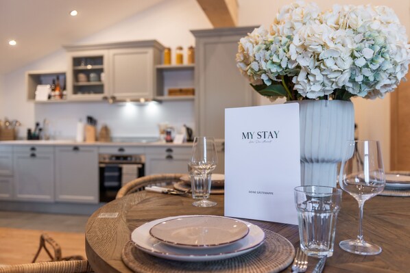 Fridge, oven, stovetop, dishwasher - MY STAY: Relaxation between Chiemsee beach & Kampenwand, lots of space with 74sqm (Bernau am Chiemsee)