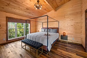 3 bedrooms, free WiFi, bed sheets - Luxury Bearadise: 3 King Suites & Hot Tub, Mtn Views (Gatlinburg)