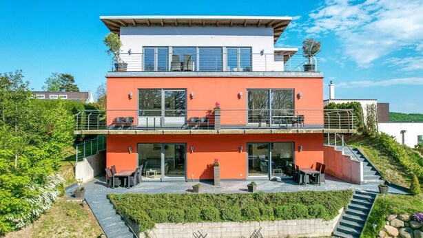 A modern two-story building with a flat roof, large windows, and a balcony. - Amselresidenz 2 - DROSSEL (Binz)