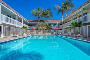 Seasonal outdoor pool - Studio 6 Suites Carpinteria, CA–Santa Barbara - South (Carpinteria)