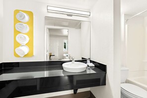 Hydromassage showerhead, designer toiletries, towels, soap - Vagabond Inn Studio Carpinteria, CA - Santa Barbara - South (Carpinteria)