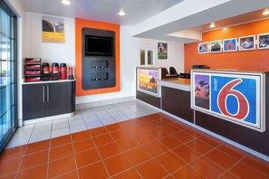 Lobby - Studio 6 Suites Carpinteria, CA–Santa Barbara - South (Carpinteria)