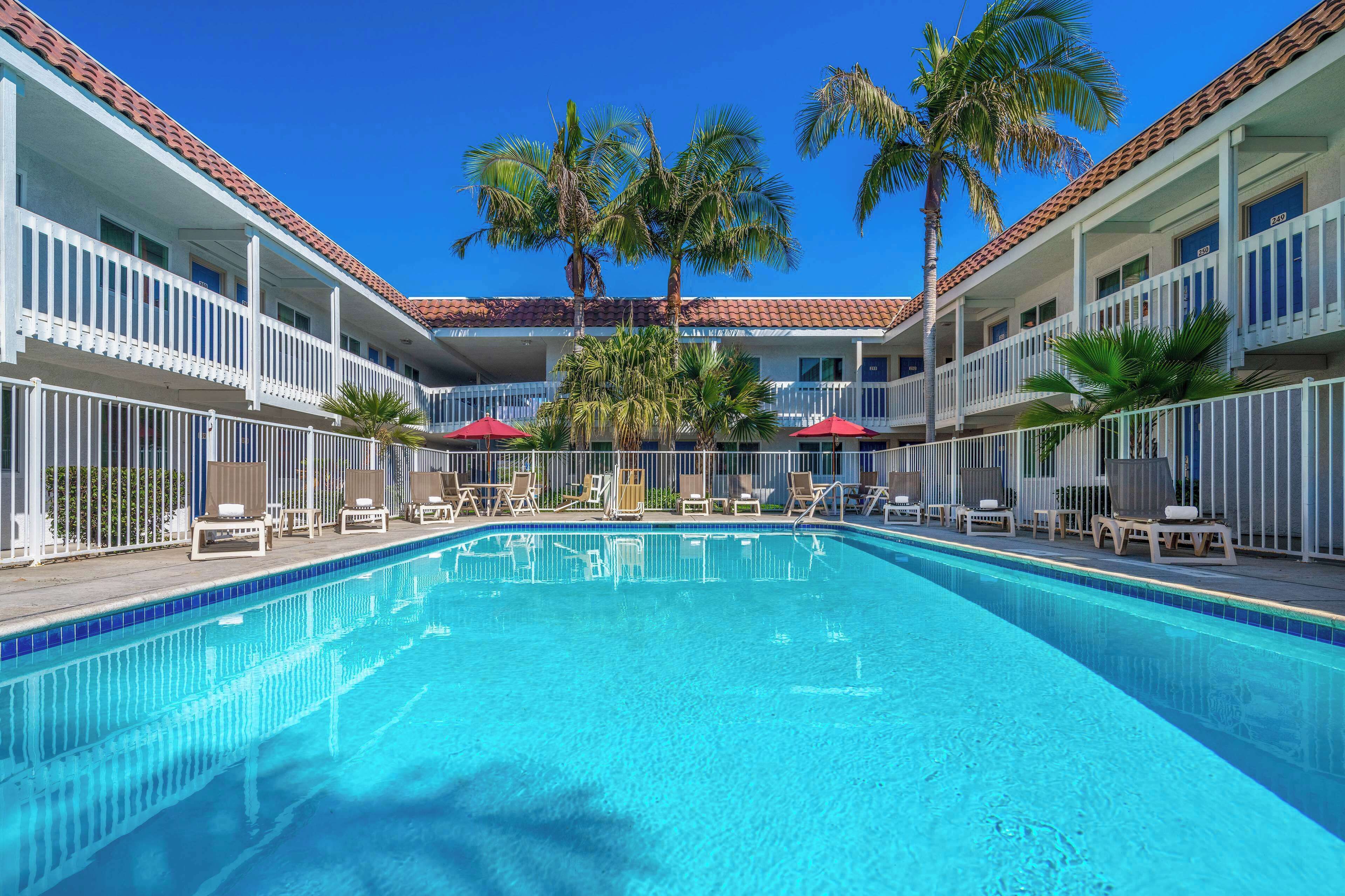 حمّام سباحة خارجي موسمي