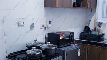 Geladeira, micro-ondas, fogão