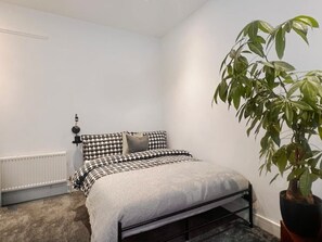 2 soverom, strykejern/-brett og sengetøy