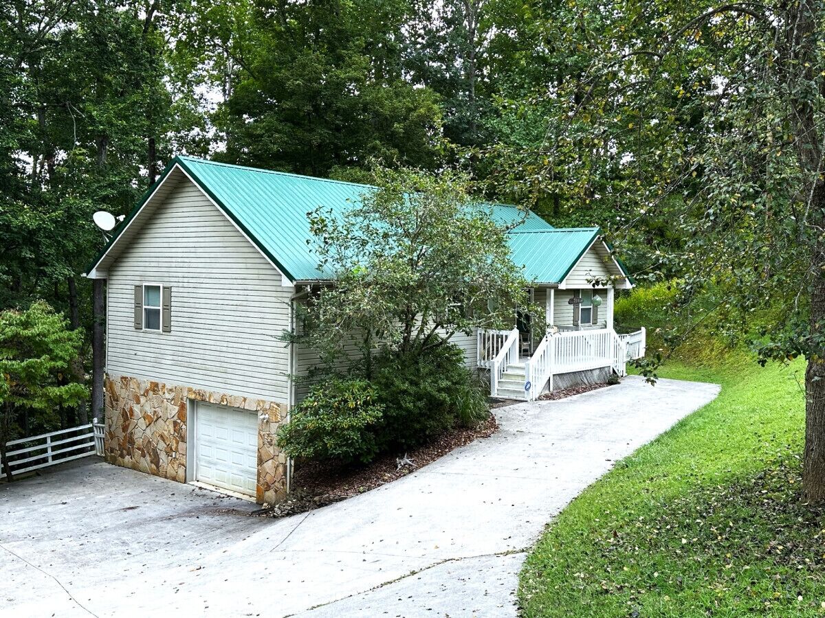 Deerfield Golf and Lakefront, hot tub, pet-friendly