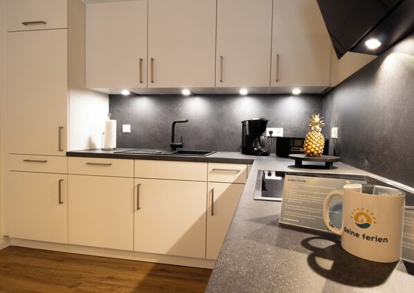 Fridge, oven, stovetop, dishwasher