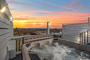 Outdoor spa tub - Mountain Getaway w/ Hot Tub & Big Backyard (Leicester)