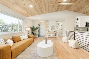 TV, fireplace, ping pong - Luxury Jungle Oasis 15 Min to DT Denver 6 Bedroom (Wheat Ridge)