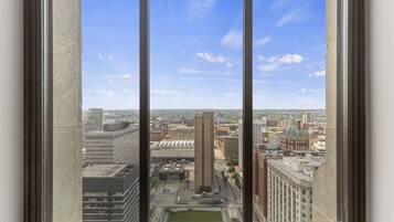 Departamento exclusivo | Área de sala de estar | Televisión de 70 pulgadas con canales digitales