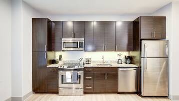 Standard Apartment | Private kitchen | Full-sized fridge, microwave, oven, stovetop