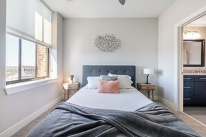 Premium bedding, iron/ironing board, free WiFi, bed sheets - Distinguished Apartment Rooftop Deck (Baltimore)