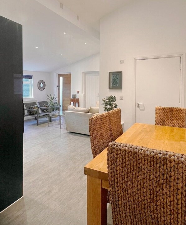 Interior - Pet Friendly Central Exeter 2 BR Flat w/ courtyard (Exeter)