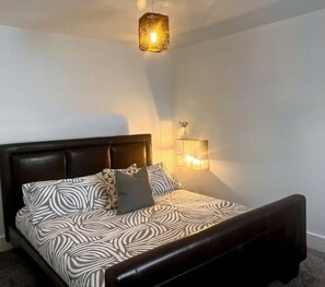 2 bedrooms, iron/ironing board, free WiFi, bed sheets - Pet Friendly Central Exeter 2 BR Flat w/ courtyard (Exeter)