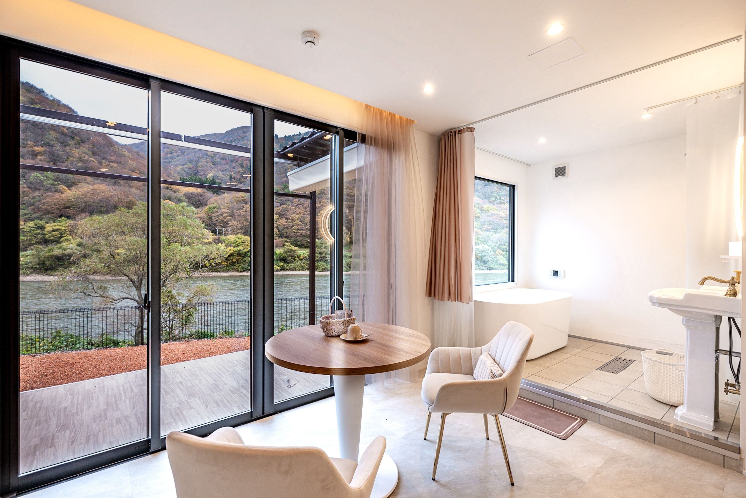 1 bedroom, premium bedding, desk, laptop workspace