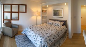 1 slaapkamer, een strijkplank/strijkijzer, wifi, beddengoed