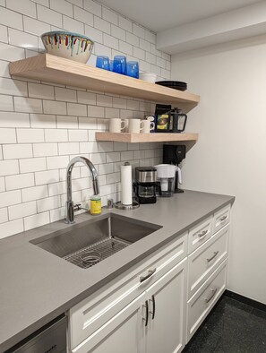 Een koelkast, een microgolfoven, een oven, een kookplaat