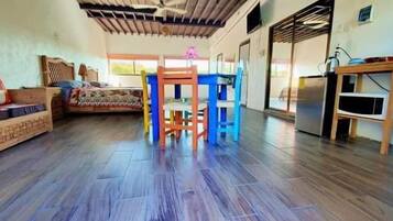 Villa estándar, 2 camas matrimoniales | Ropa de cama de alta calidad y decoración personalizada