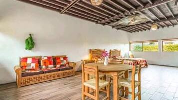 Villa estándar, 2 camas matrimoniales | Ropa de cama de alta calidad y decoración personalizada