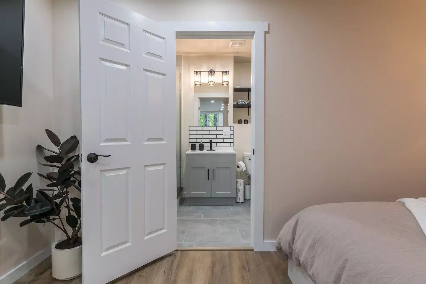 1 habitación, tabla de planchar con plancha, wifi gratis y ropa de cama 