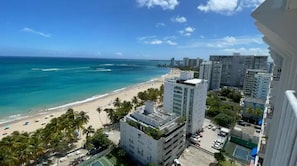 Aan het strand, ligstoelen aan het strand, strandlakens