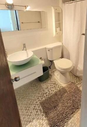 Een douche, een haardroger, handdoeken, toiletpapier