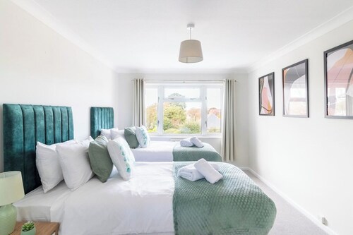 WOW! SeaView Beach Apartment Sleeps 6-Free Parking