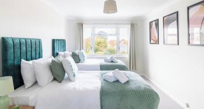 WOW! SeaView Beach Apartment Sleeps 6-Free Parking