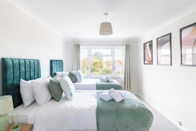 WOW! SeaView Beach Apartment Sleeps 6-Free Parking