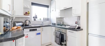 Amazing Sea View 2 bedroom Sleeps 6 - Free Parking