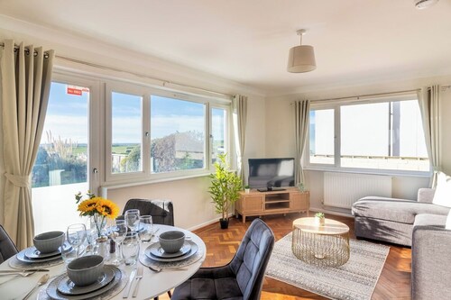 Amazing Sea View 2 bedroom Sleeps 6 - Free Parking