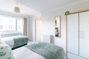 2 bedrooms, iron/ironing board, internet, bed sheets