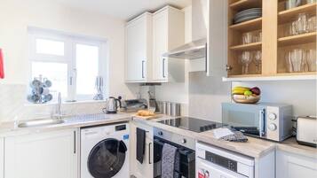 Cookware/dishes/utensils, spices