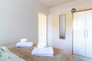 2 bedrooms, iron/ironing board, WiFi, bed sheets