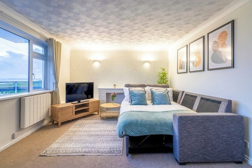 Beautiful Sea View 2 bedroom Sleeps 6-Free Parking