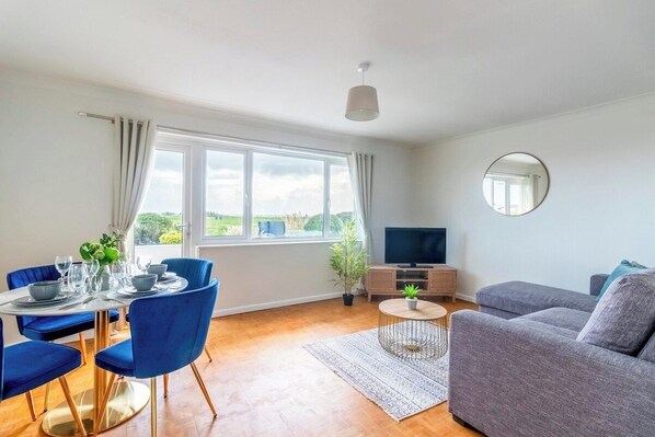 TV - Beautiful Sea View 2 bedroom Sleeps 6-Free Parking (Bournemouth)