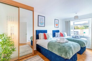 2 bedrooms, iron/ironing board, WiFi, bed sheets - Beautiful Sea View 2 bedroom Sleeps 6-Free Parking (Bournemouth)